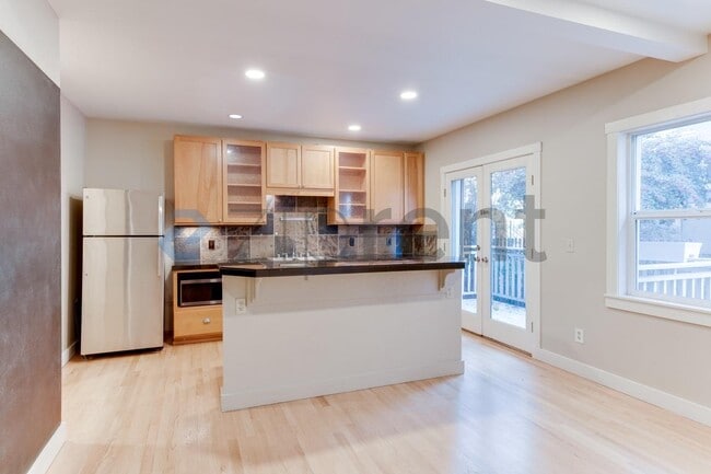 Photo - 2225 Eastlake Ave E