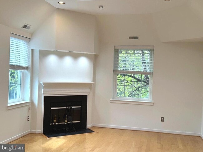 Building Photo - 104 Woodside Rd Unit B305