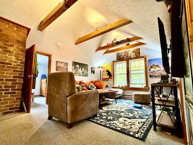 Photo - 111 1/2 E. Wylie St- Upstairs