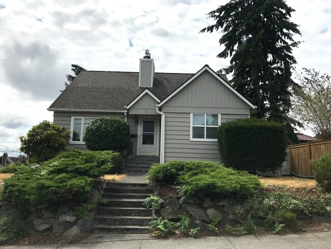 Beautiful Home In Prime Location Bordering... - Beautiful Home In Prime Location Bordering...