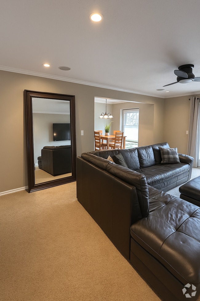 Building Photo - 27 Wood Creek Dr Unit Pittsford Condominium