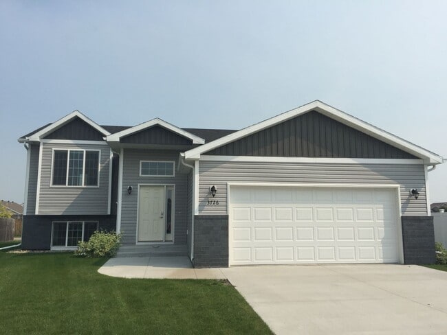Building Photo - 4 bed 3 bath Single Family Home