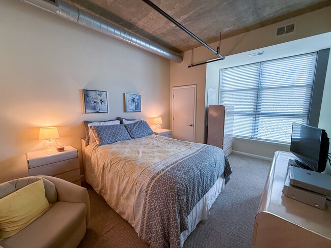 Bright and confy room - 1300 N St NW Unit 318