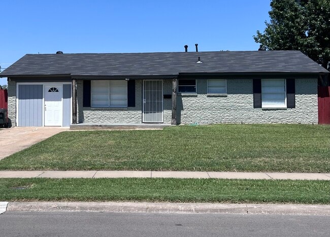 Photo - 421 W Grubb Dr