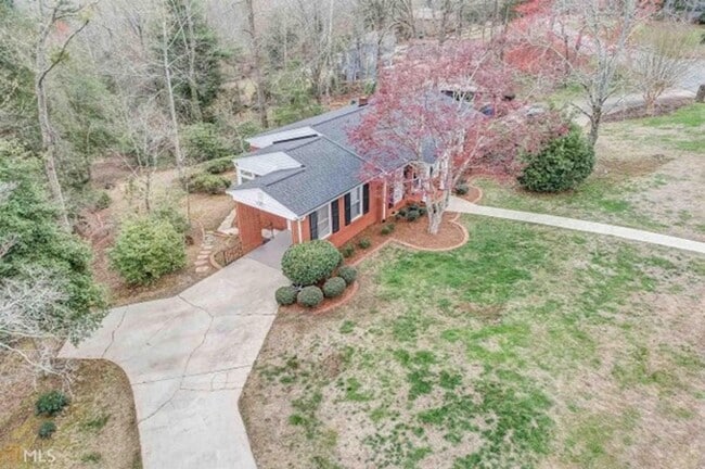 Photo - Discover the charm of this cozy single-family home, where your dreams can take shape and flourish!