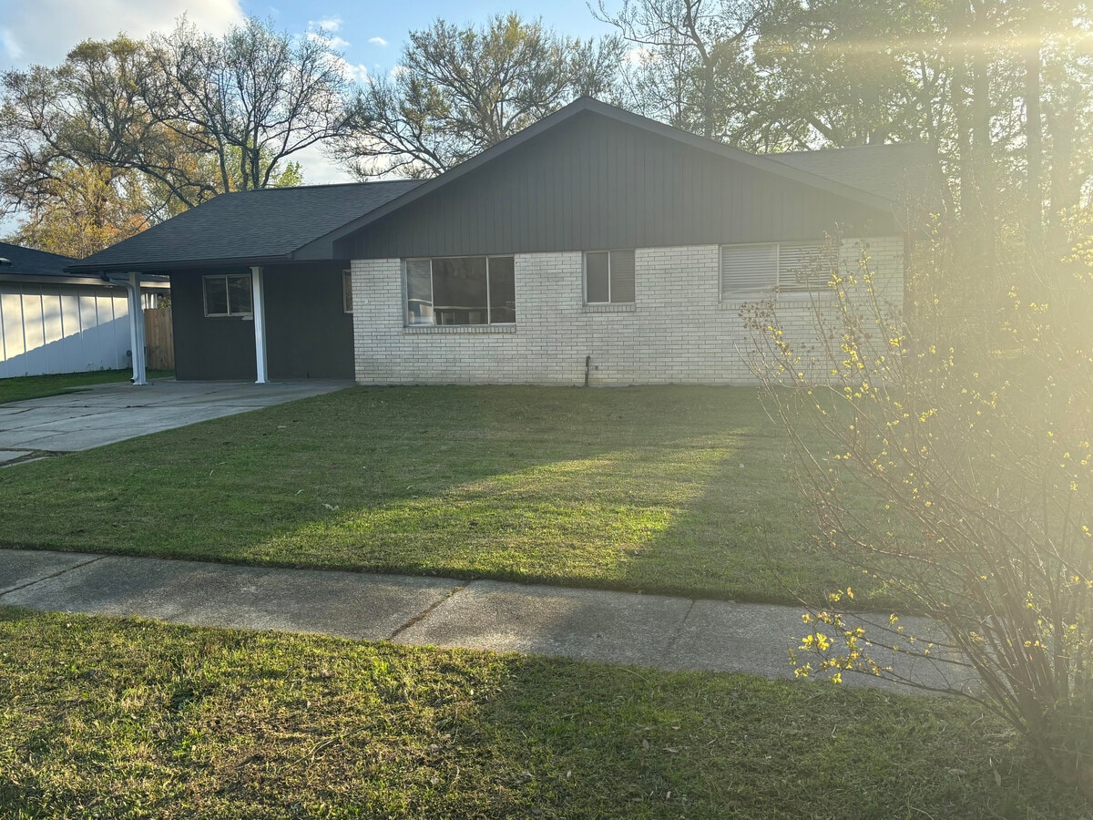 Photo - 223 Hummingbird Ln