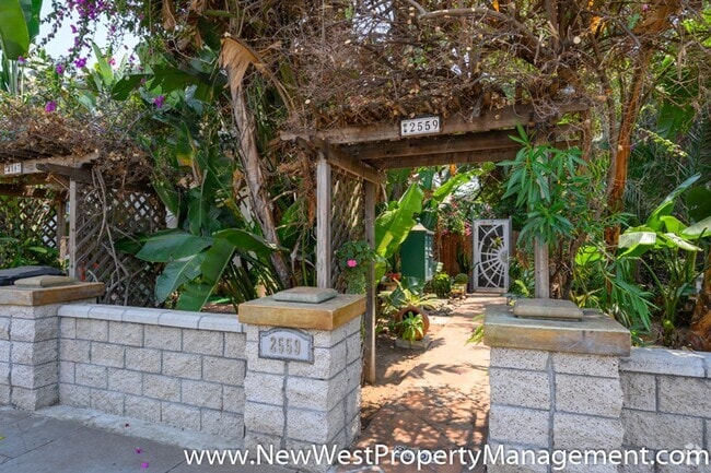 Building Photo - Charming Golden Hill 1 Bedroom, Available ... Unit #7 Rental