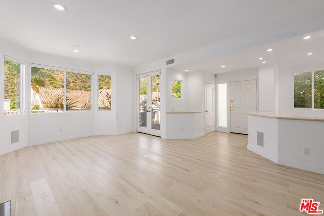 Photo - 668 Palisades Dr