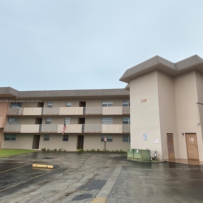 Building Photo - 1200 Tallwood Ave Unit 102