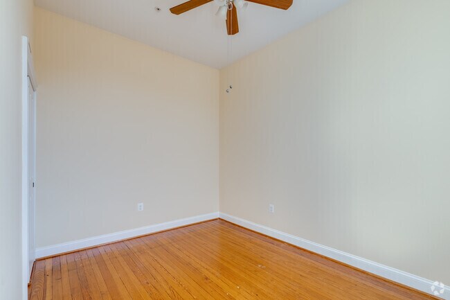 2BR, 1BA - 831SF