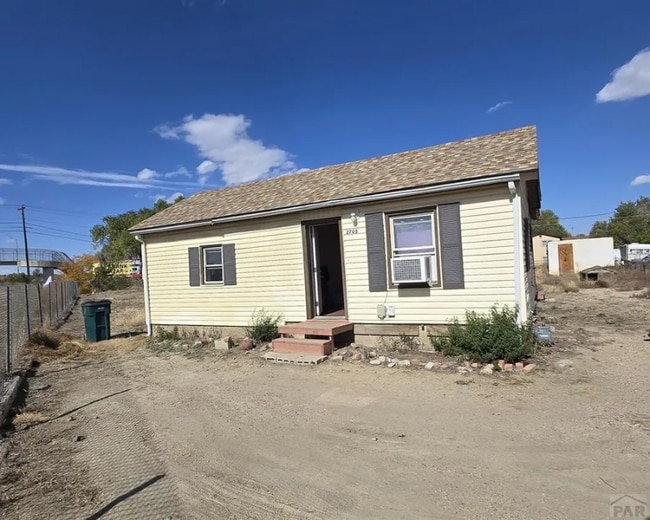 Building Photo - 2705 E 10th St Rental