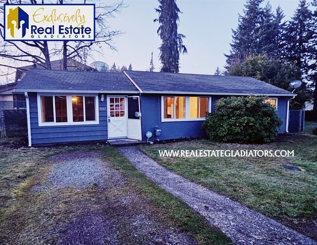 Building Photo - Pet Friendly Fresh 3 bed 2 bath with fully fenced yard