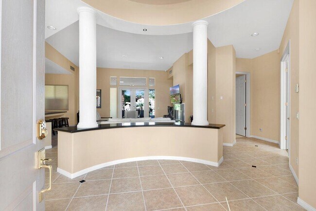 8 MacBeth Ct