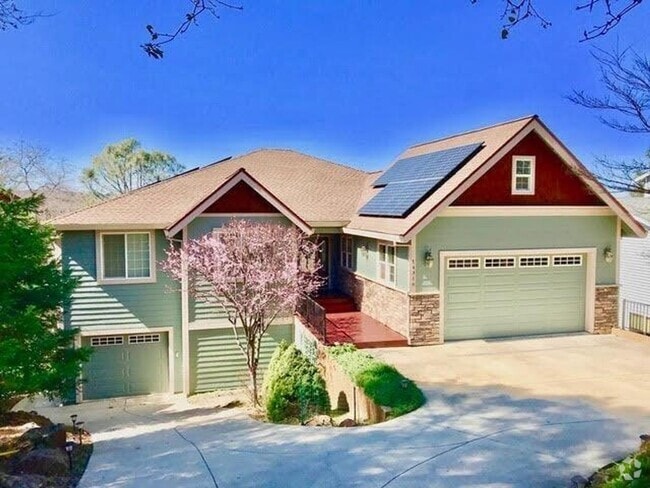 Building Photo - Lake View, 5 bedroom, 3 bath home in gated...