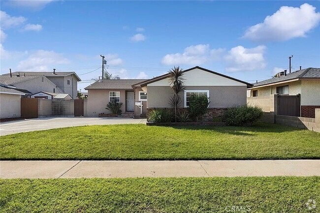 Building Photo - This beautiful 3 bedroom, 2 bath home has ...