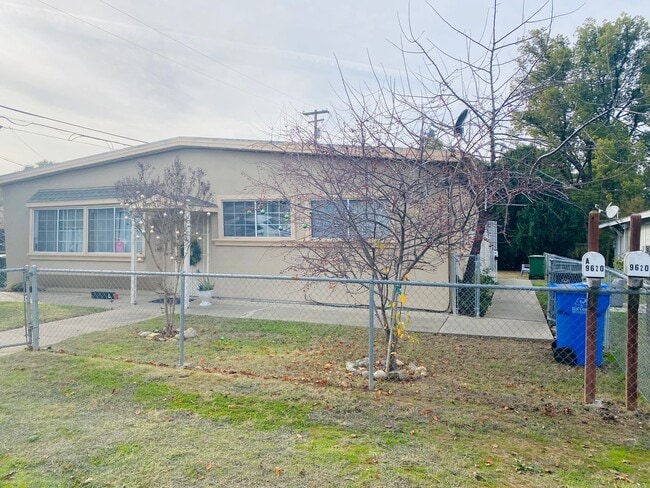 Building Photo - Cozy Duplex