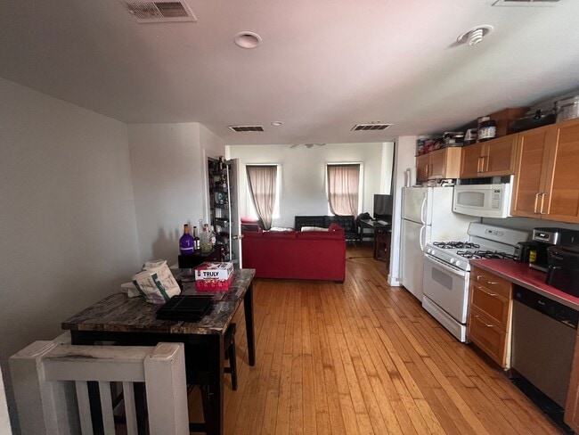 Bright and spacious three bedroom unit in ... - Bright and spacious three bedroom unit in ... Apartment Unit 2