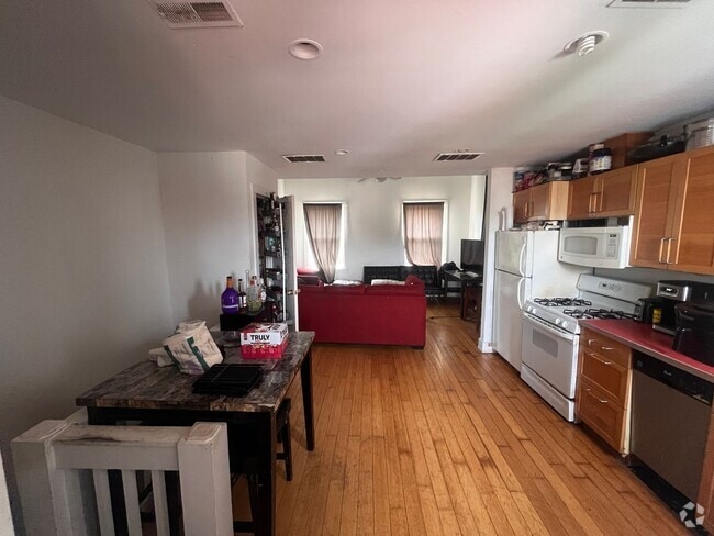 Building Photo - Bright and spacious three bedroom Unit 2 Rental