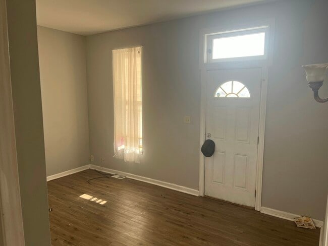 Photo - 812 E 6th St