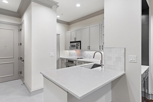 Mostradores de cuarzo de altura de mostrador - Rienzi at Turtle Creek