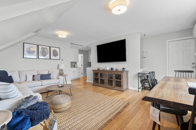 Building Photo - 62 Cosey Beach Ave