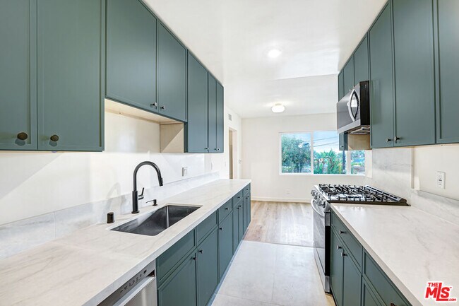 16185 Sunset Blvd Unidad 2