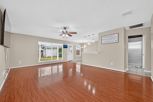 Photo - 647 Hollandbridge Ln