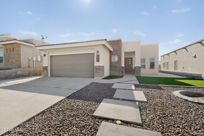 Building Photo - 320 S Manzanita Dr