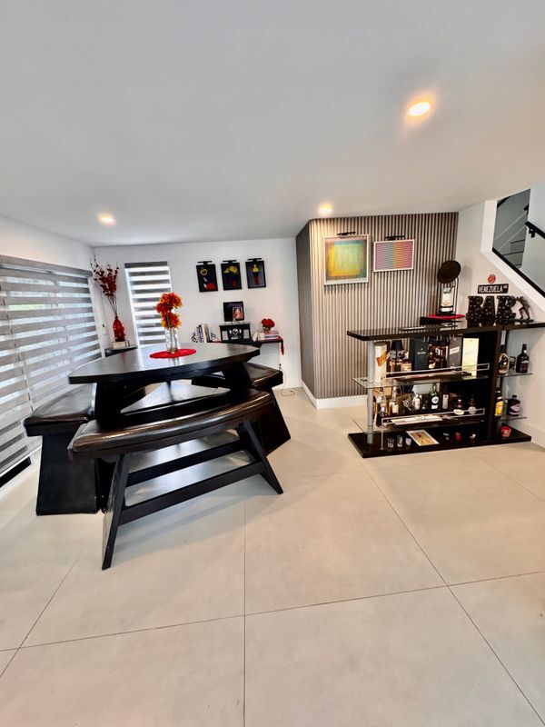 1081 Wilshire Cir E