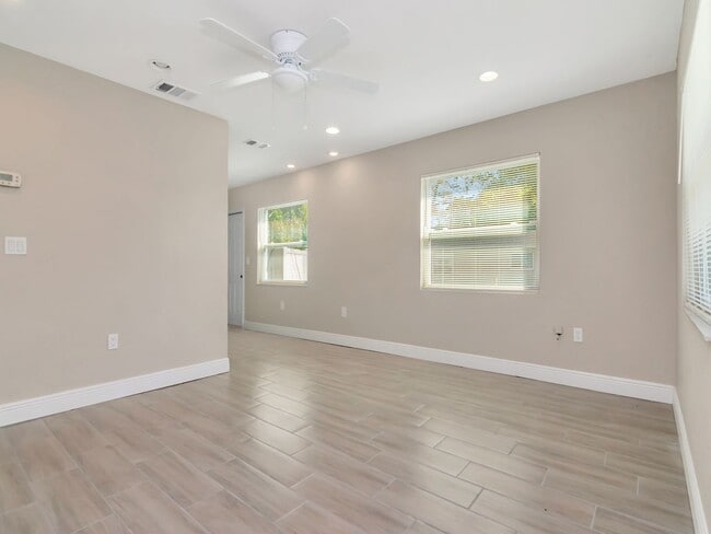 Building Photo - Stunning Newly Renovated 3-Bedroom, 2-Bath Duplex in Prime Bradenton Location!