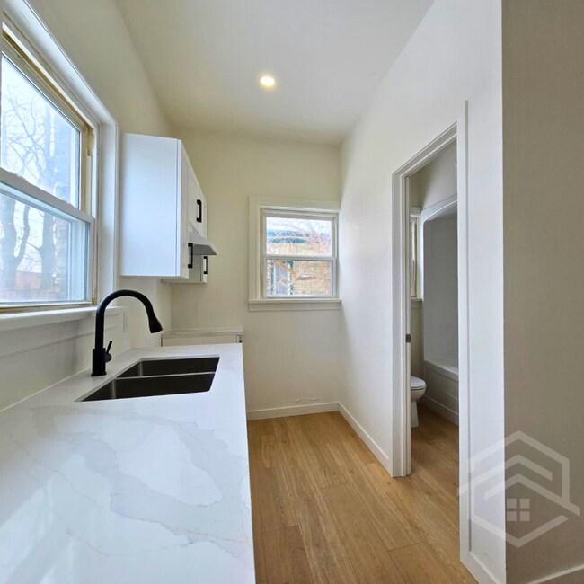 Photo - 1-Bedroom Loft Available in London!! Unit 3