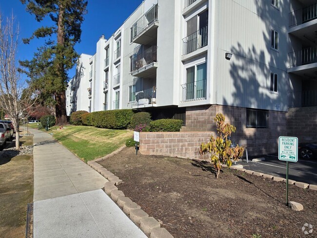 Building Photo - Remodeled Top Floor Condo, Gated Complex, ...