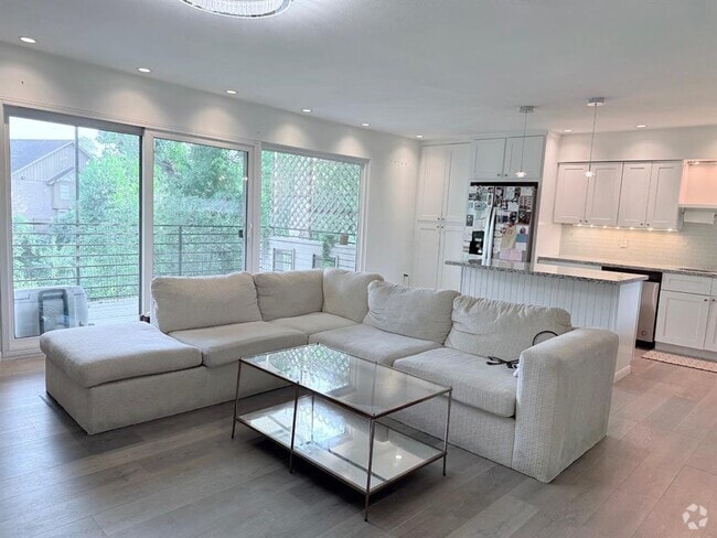 Building Photo - 8211 Katy Fwy Unit 3 Rental