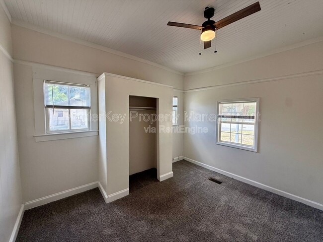 Photo - 302 Raynor St