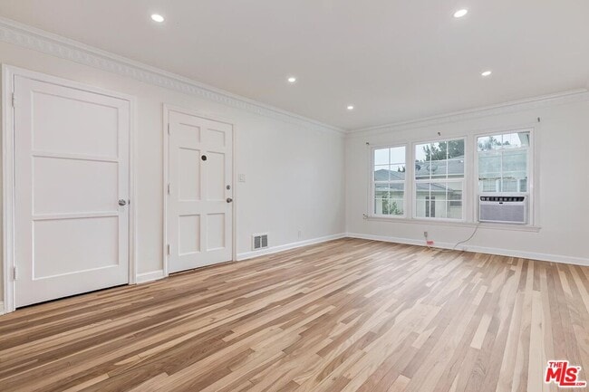 Photo - 405-404 Shirley Pl Unit 3/4