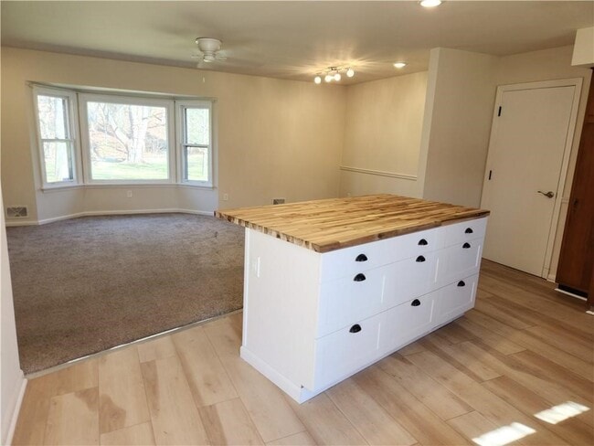 4 Brook Hollow