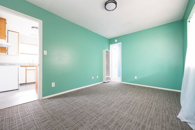 Photo - Beautiful Detached 1 Bedroom Home in Lakeside!