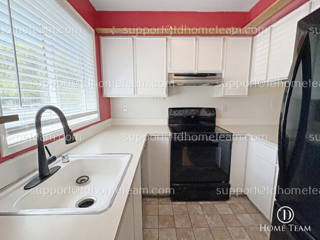 Photo - "Charming 2-Bedroom Townhouse Retreat in Seattle – 860 Sq Ft of Urban Comfort!"