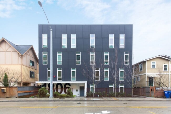 Building Photo - 1806 23rd Ave Unit 2