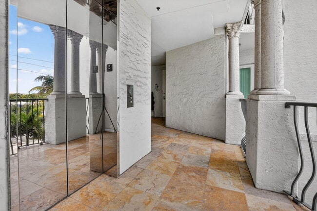 Building Photo - 616 SE 20th Ave Unit 302