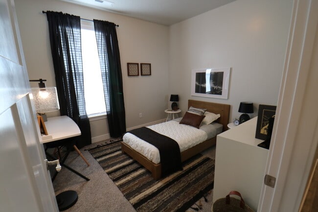Photo - 124 W Silver Springs Dr