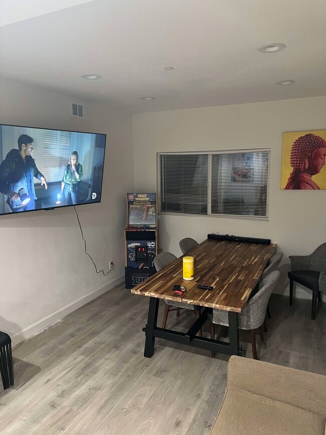 Photo - 866 N Edgemont St