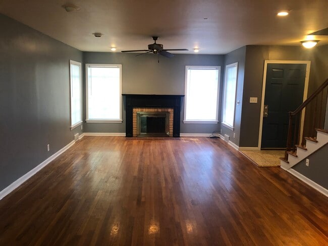 living - 1816 W Arrowhead Plz