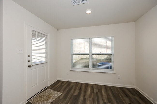 Photo - 1313 Redpine Dr