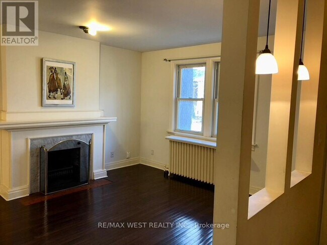 Photo - 305 St Clair Ave E