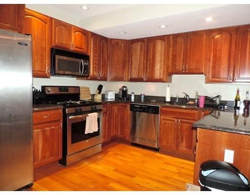 Building Photo - 120 W 7th St Unit 301