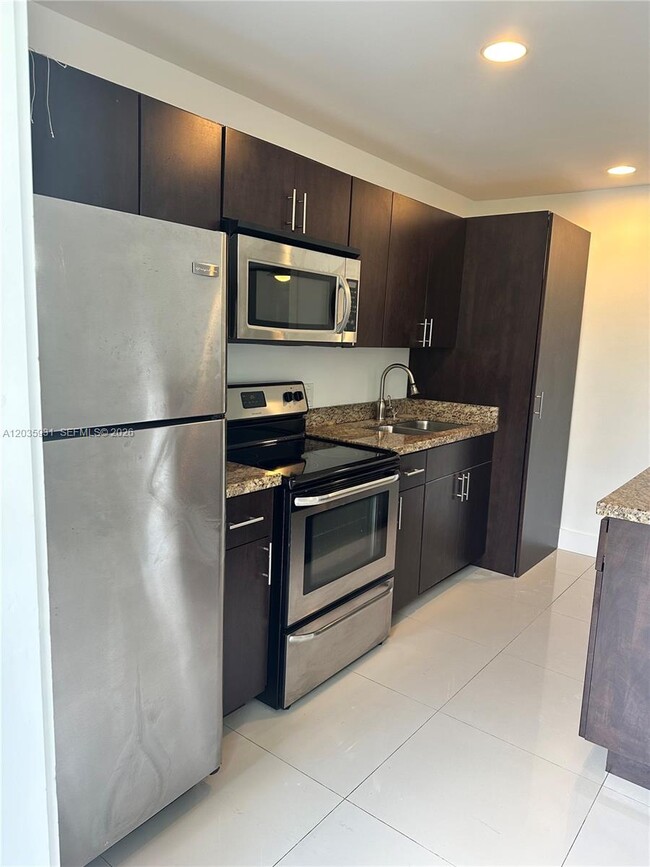 Building Photo - 3071 SW 27th Ave Unit 25