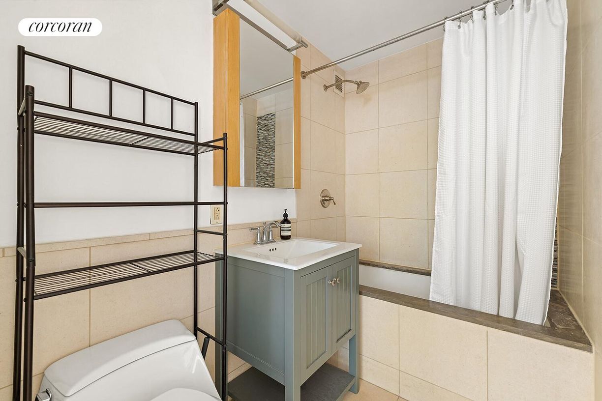 Photo - 350 W 42nd St