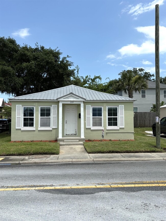 Building Photo - 133 Riberia St