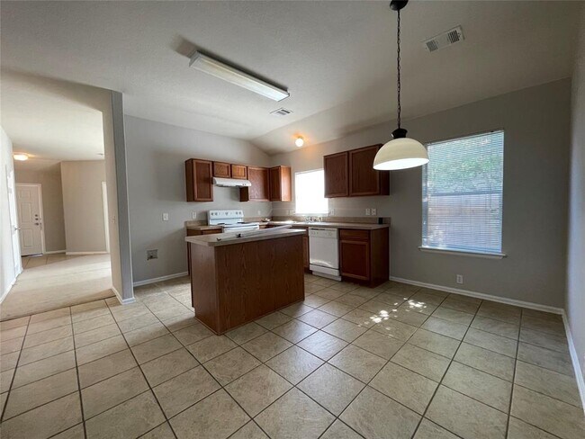 Photo - 208 Spruce Dr